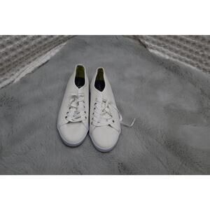 Womens size 7.5 Nautica white shoes.